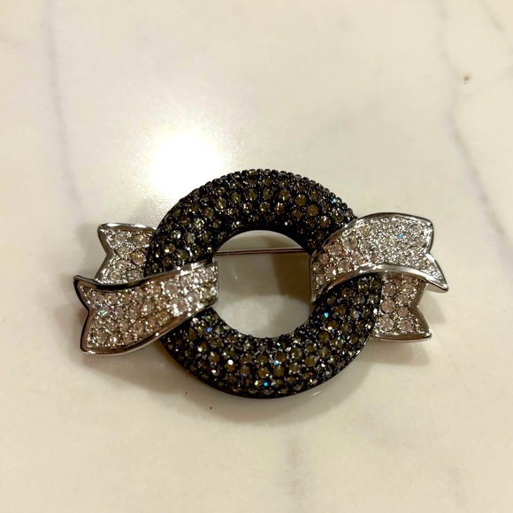 SWAROVSKI•crystal two tone wreath & ribbon pin brooch EUC - Picture 2 of 5